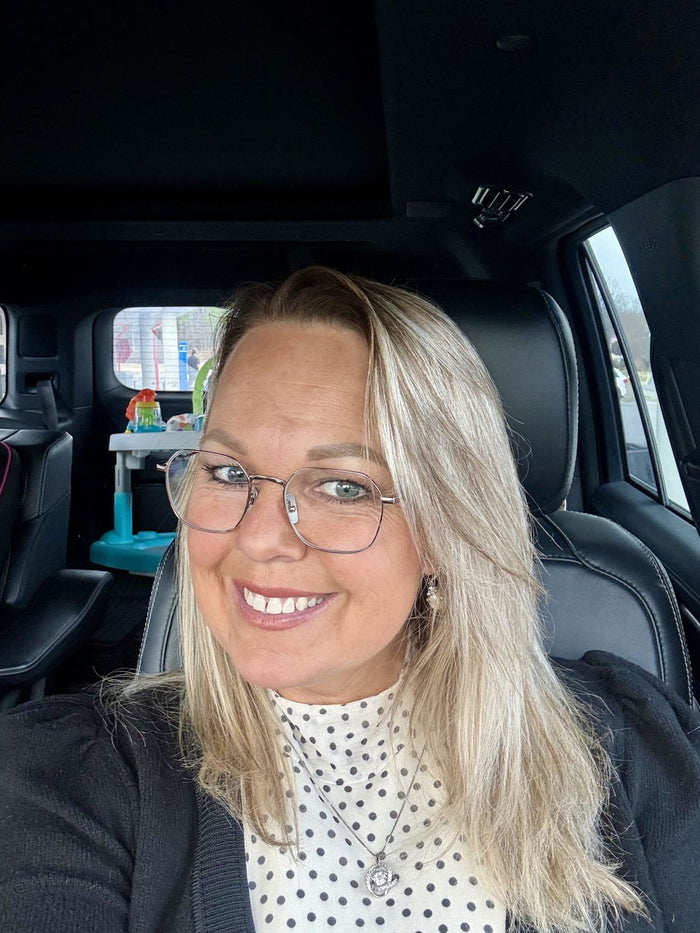 CTurner, a Kreyòl Essence customer, smiling in her car